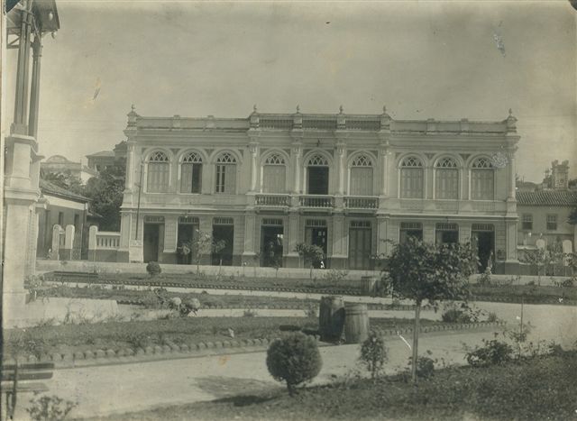 http://muspam.com.br/images/phocagallery/fotos_antigas/predio-da-casa-da-cultura-antigo-grande-hotel/1_grande hotel em 1926_foto509.jpg